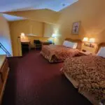 Parkfield Hotel: A comfortable hotel room offering two beds and a television.